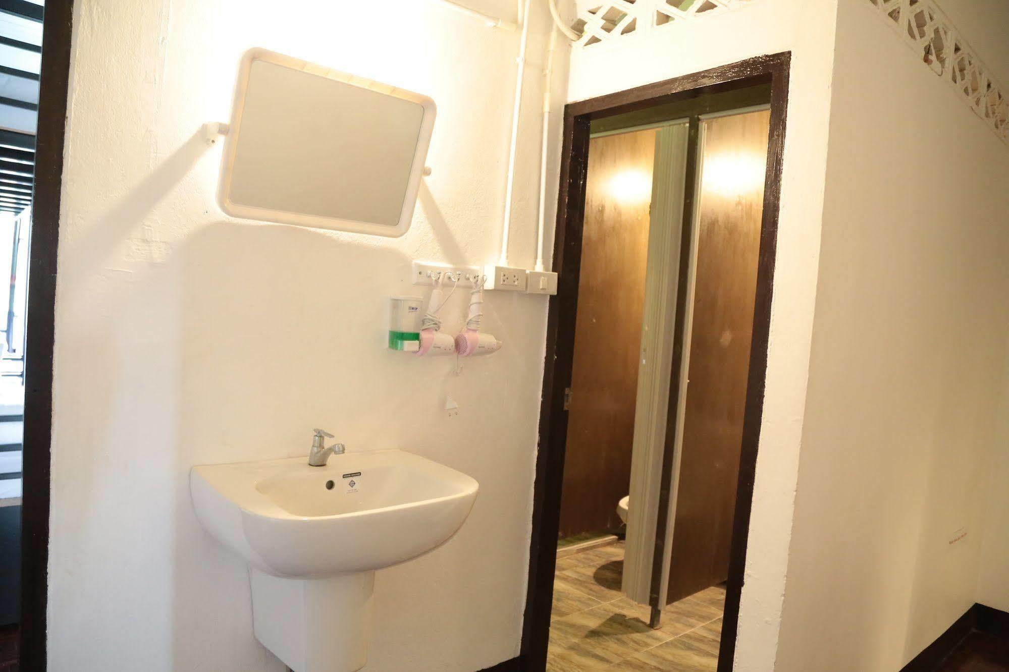 Cassette Hostel Chiang Mai Exteriör bild